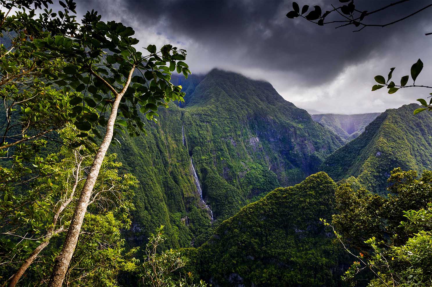 Valle y monta&ntilde;as de Takamaka en la Isla de Reuni&oacute;n